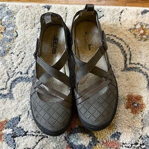 JBU Gray Criss-Cross Flats